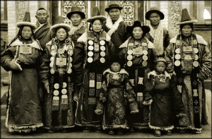 Family in Lanzhou, Gansu 1944 (restored by R. Repo)