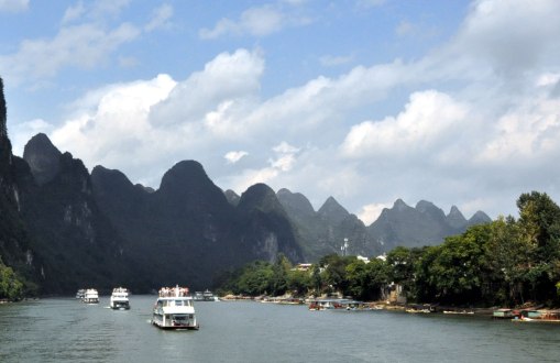 Tour boats sailing down the Li River (Guilin to YangShuo)